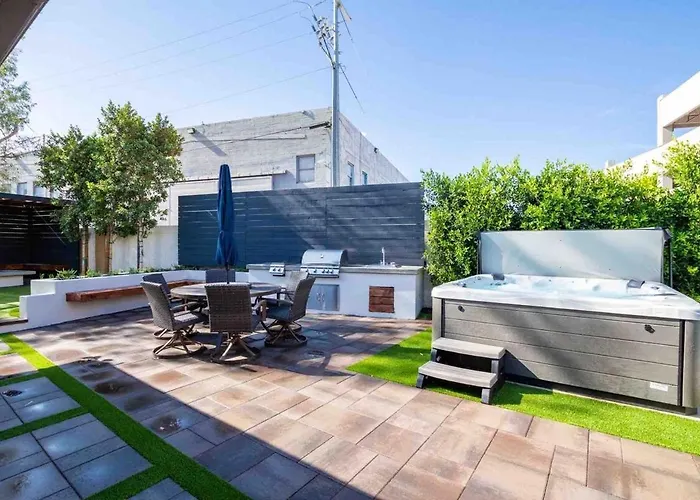 Ferienhaus Downtown Modern Oasis *
